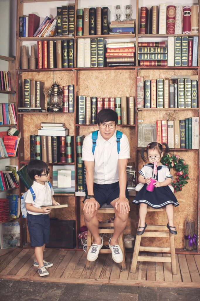 Lý Hải chụp ảnh cùng 2 con của mình