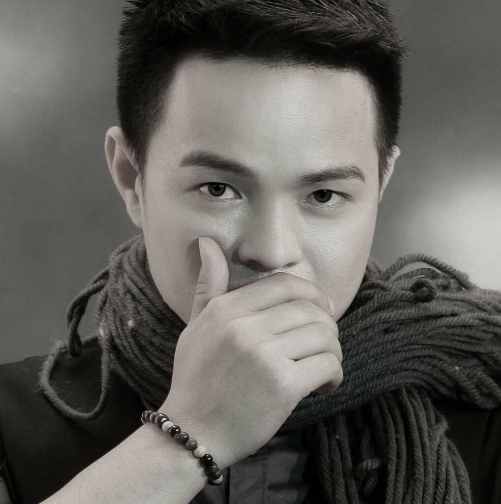 Chính ca sĩ Nguyễn Xuân Tuấn Dương đã hóa thân mình trở thành người kể chuyện.