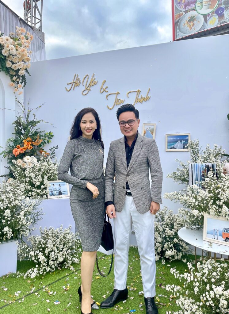 Ca sĩ Nguyễn Xuân Tuấn Dương(bên phải) - MC Mỹ Vân(bên trái). 