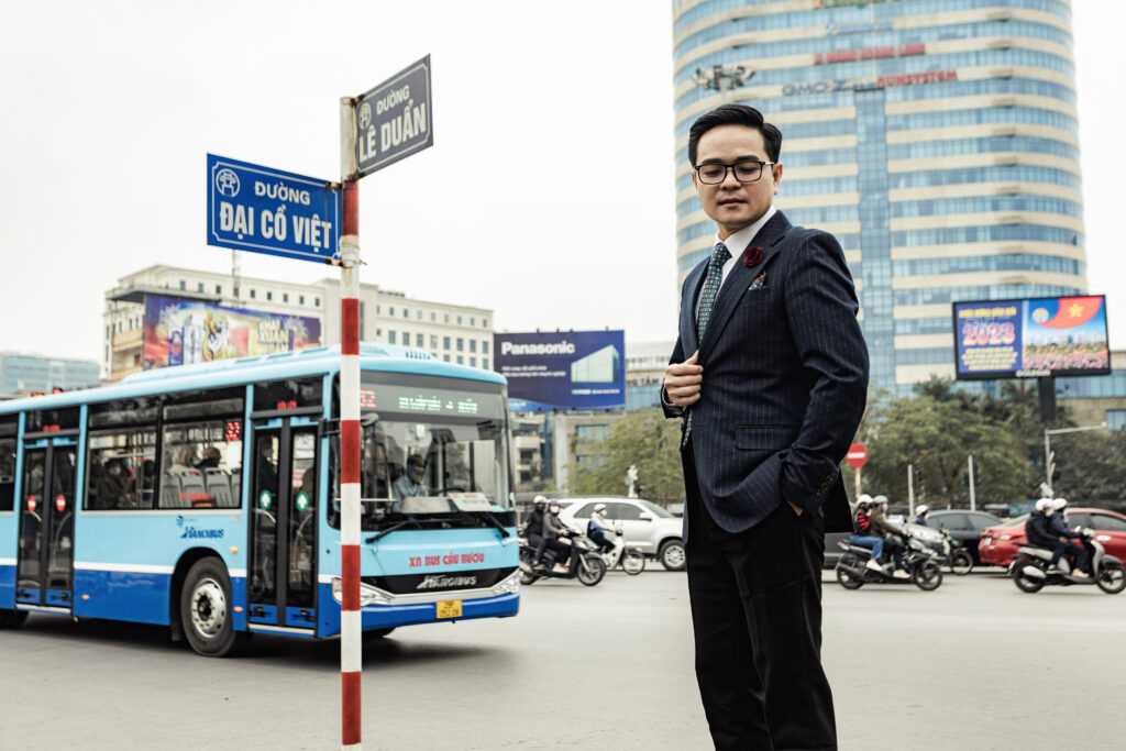 Nguyễn Xuân Tuấn Dương dã thông minh khai thác và đưa những hình ảnh tiêu biểu đó vào trong sản phẩm lần này của mình.