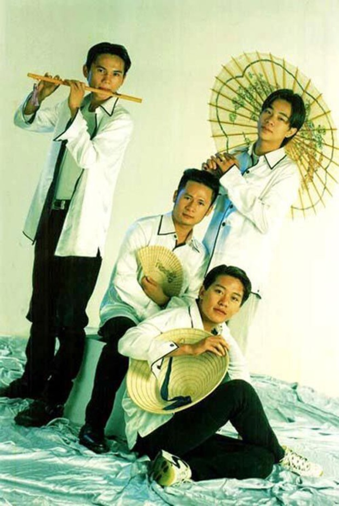 Figure 2 Ca sĩ Tuấn Hưng cùng với nhóm nhạc "Quả Dưa Hấu"