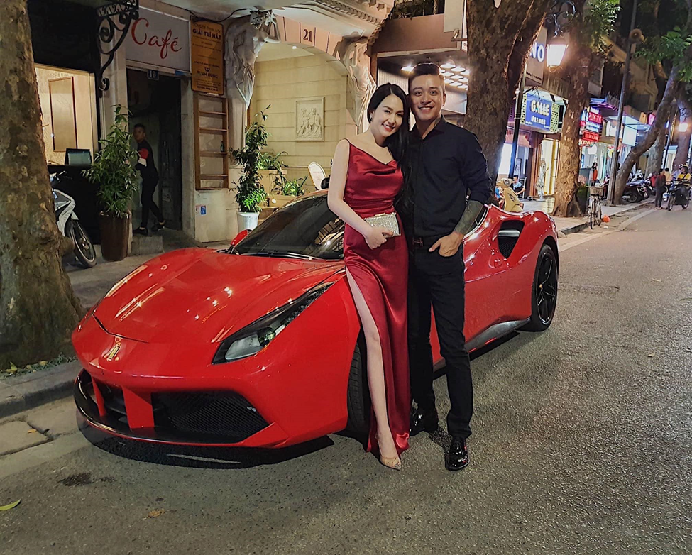 Figure 6 Tuấn Hưng và vợ bên cạnh chiếc Ferrari 488 GTB