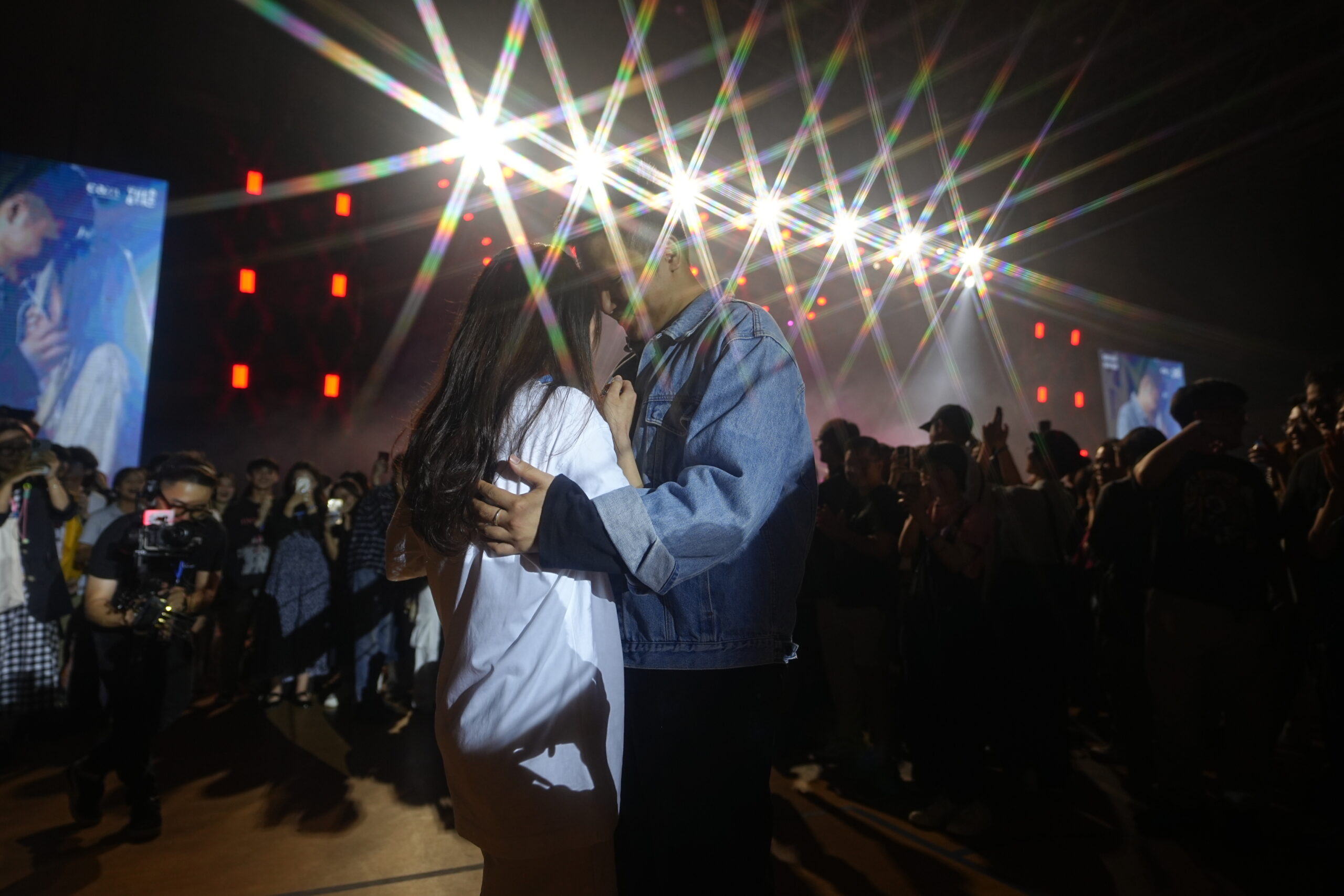 Ấn tượng màn cầu hôn lãng mạn của chàng kỹ sư Bách khoa trong đêm nhạc CAM Gala. (ảnh:NVCC)