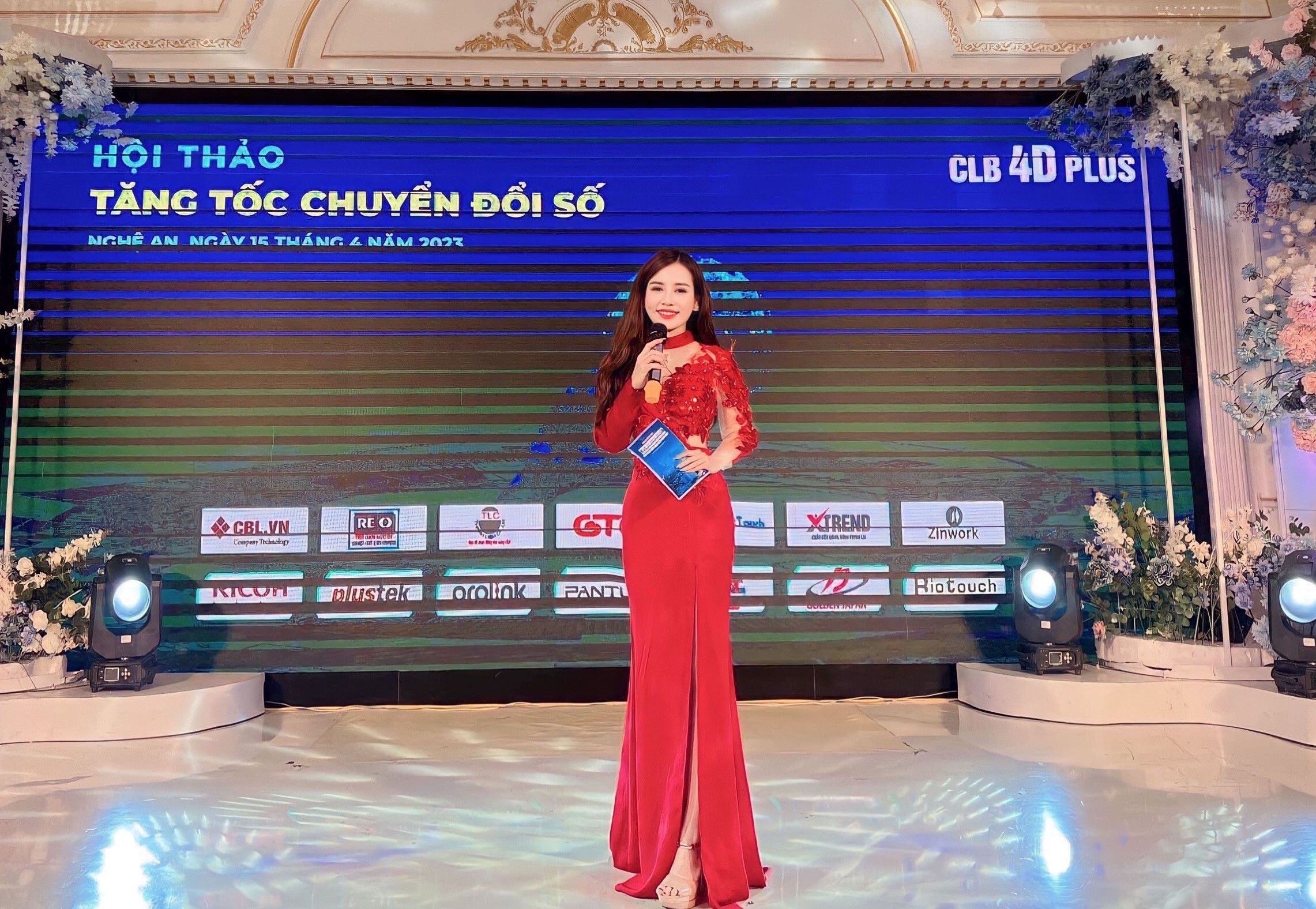 Không ngại vất vả Thu Hồng đã quyết định "khăn gói" lên Hà Nội học 1 khóa đào tạo dẫn chương trình 