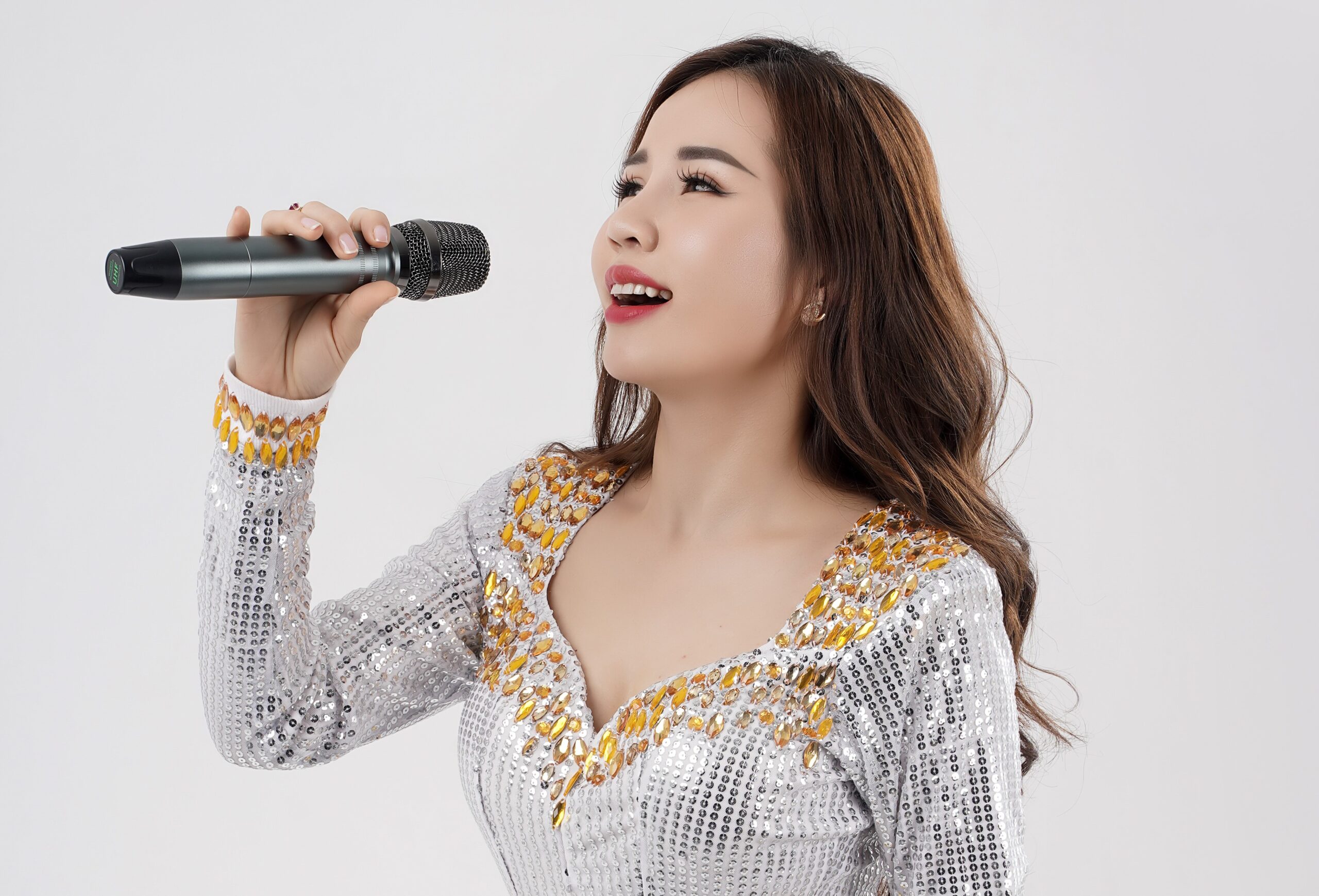 Tuy không được đào tạo qua bất kỳ trường lớp chuyên nghiệp nào về thanh nhạc nhưng MC Thu Hồng lại luôn mày mò tìm kiếm, tự khai phóng, tự học, tự tìm tòi và luyện tập hằng ngày để bản thân có thể thể hiện các ca khúc âm nhạc sao cho tốt nhất. 