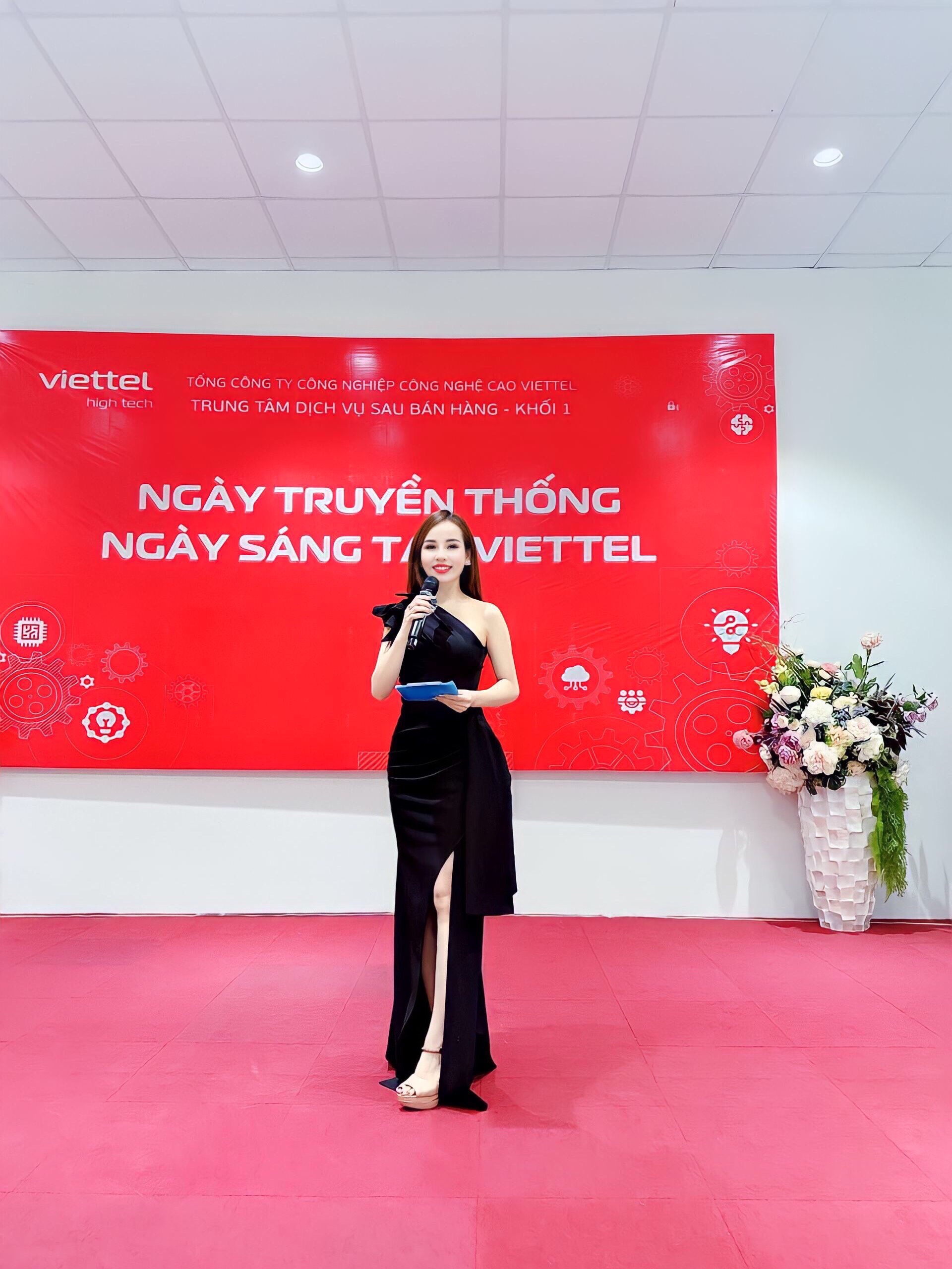 MC Thu Hồng sở hữu ngoại hình xinh xắn, giọng hát hay là điểm nhấn trong cách dẫn, phong cách của cô.